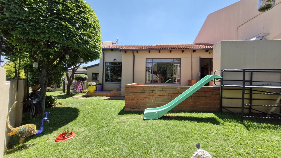 2 Bedroom Property for Sale in Die Hoewes Gauteng