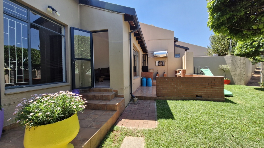 2 Bedroom Property for Sale in Die Hoewes Gauteng