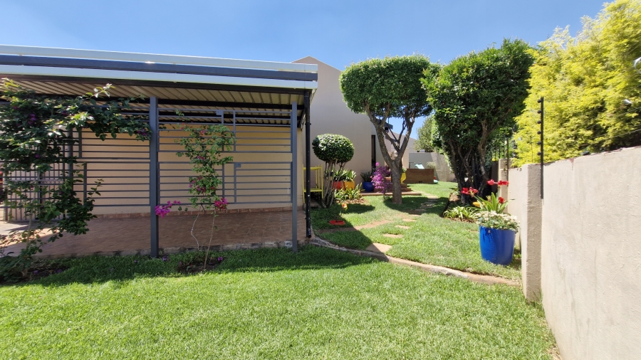 2 Bedroom Property for Sale in Die Hoewes Gauteng