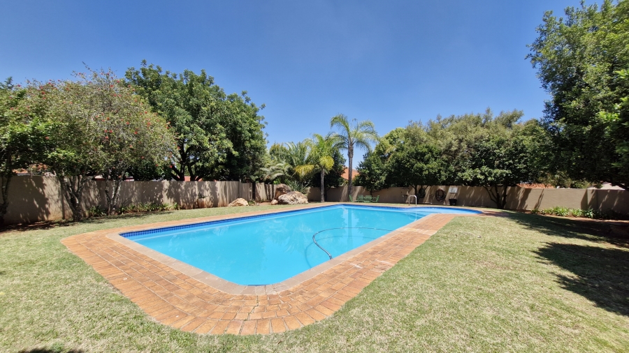2 Bedroom Property for Sale in Die Hoewes Gauteng