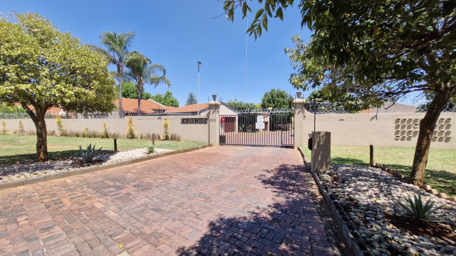 2 Bedroom Property for Sale in Die Hoewes Gauteng