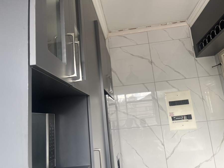 2 Bedroom Property for Sale in Brackenhurst Gauteng