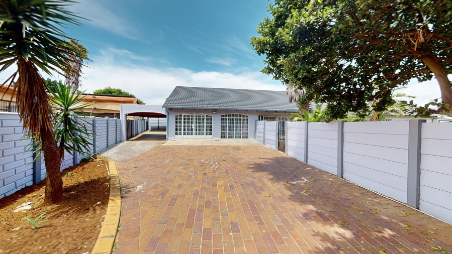 4 Bedroom Property for Sale in Glen Marais Gauteng