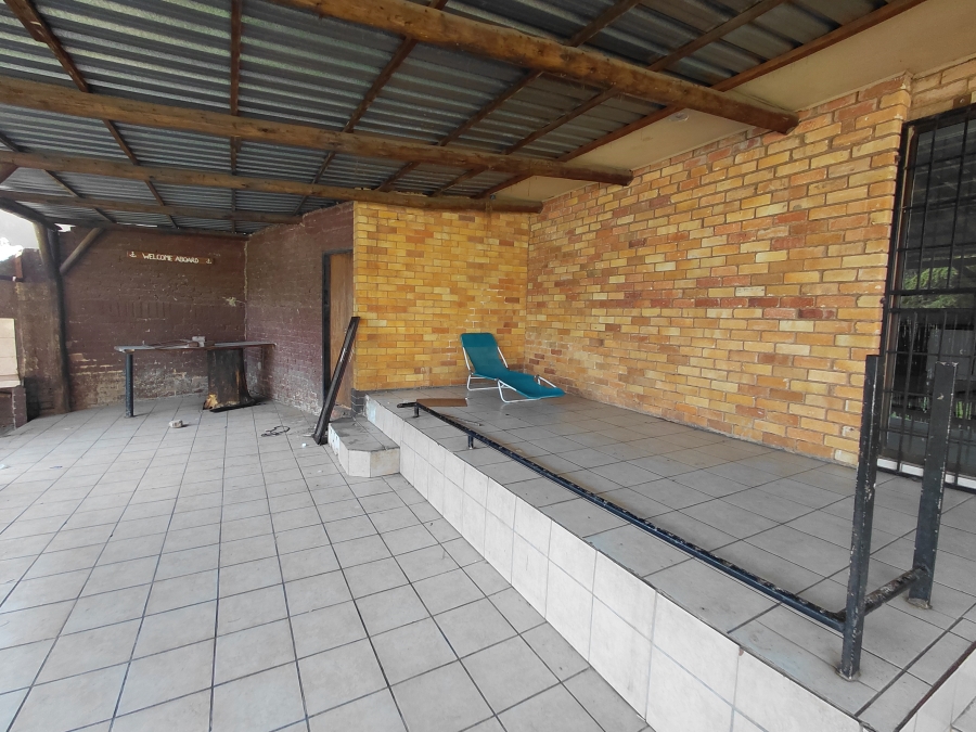 8 Bedroom Property for Sale in The Hill Gauteng