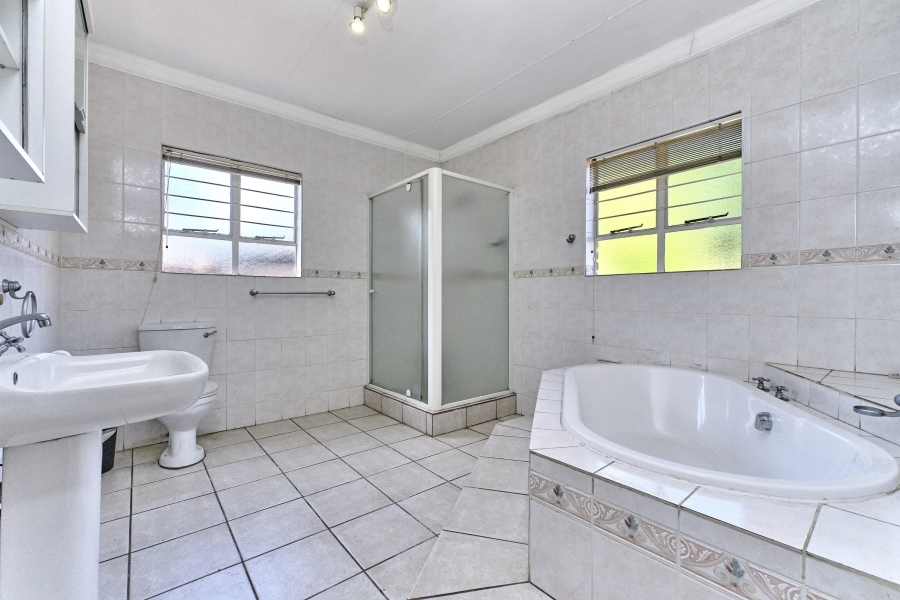 To Let 4 Bedroom Property for Rent in Halfway Gardens Gauteng