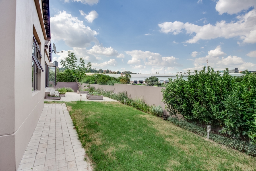 To Let 4 Bedroom Property for Rent in Barbeque Downs Gauteng