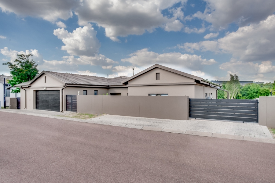 To Let 4 Bedroom Property for Rent in Barbeque Downs Gauteng