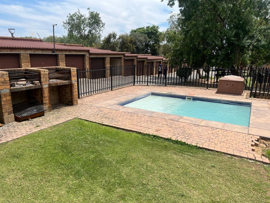 2 Bedroom Property for Sale in Noordwyk Gauteng