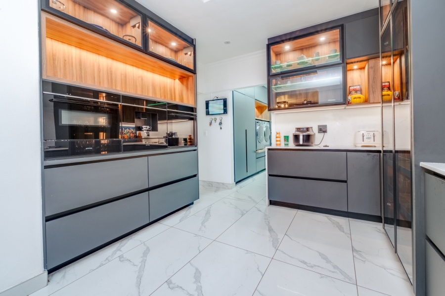 5 Bedroom Property for Sale in Lonehill Gauteng