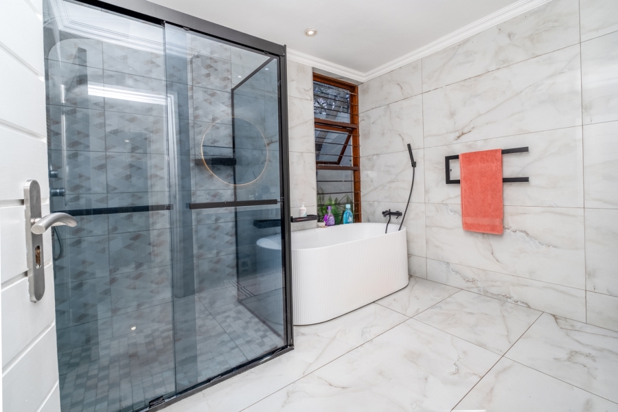 5 Bedroom Property for Sale in Lonehill Gauteng