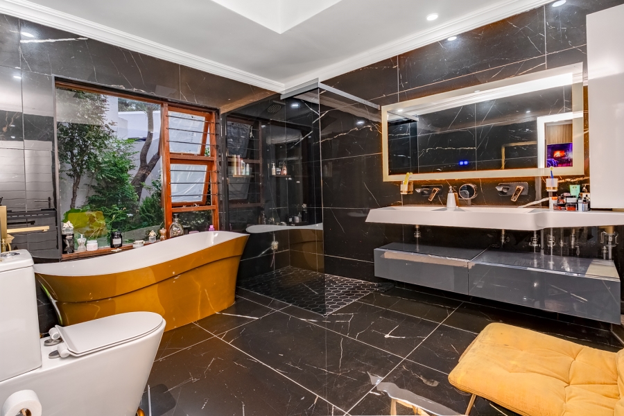 5 Bedroom Property for Sale in Lonehill Gauteng