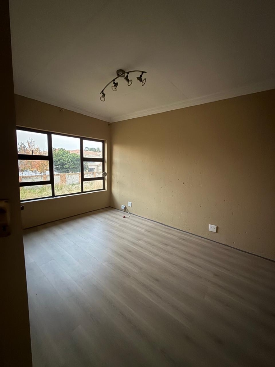 To Let 3 Bedroom Property for Rent in Sonneveld Gauteng