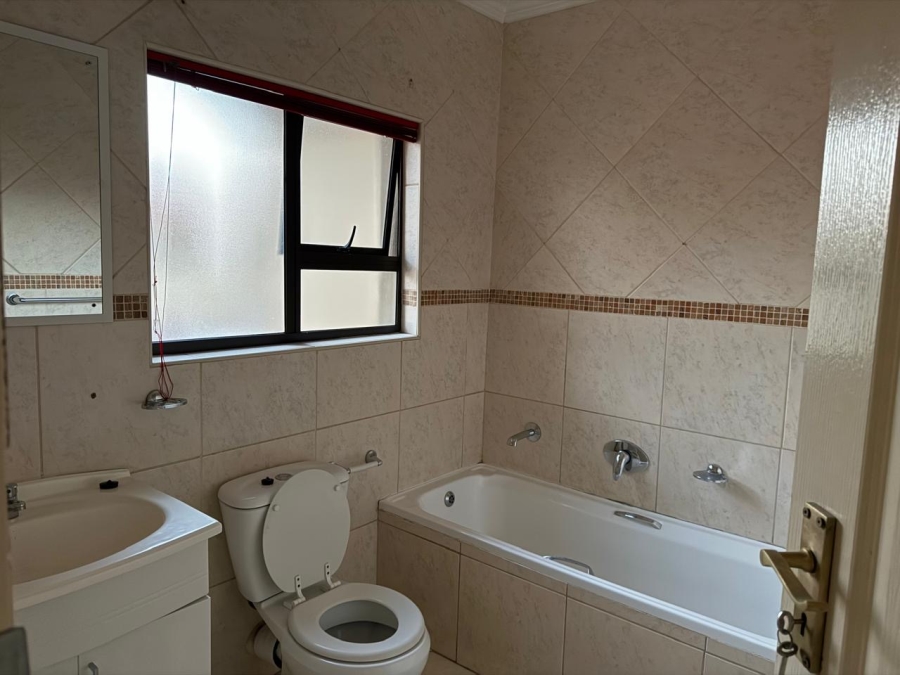 To Let 3 Bedroom Property for Rent in Sonneveld Gauteng