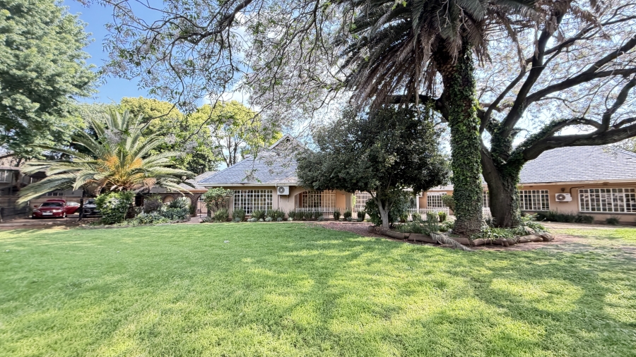 5 Bedroom Property for Sale in Lakefield Gauteng