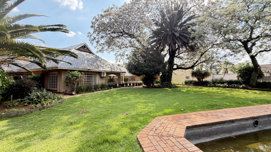 5 Bedroom Property for Sale in Lakefield Gauteng