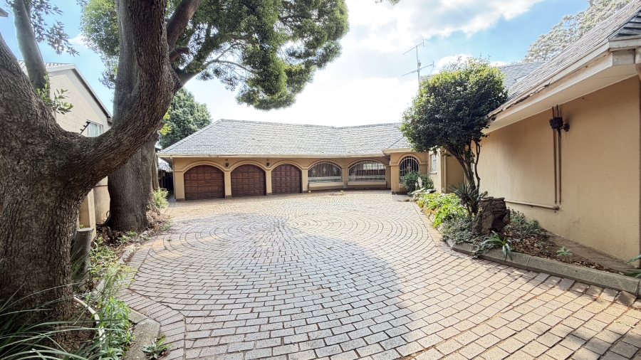 5 Bedroom Property for Sale in Lakefield Gauteng