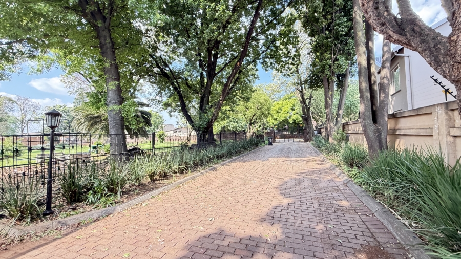 5 Bedroom Property for Sale in Lakefield Gauteng