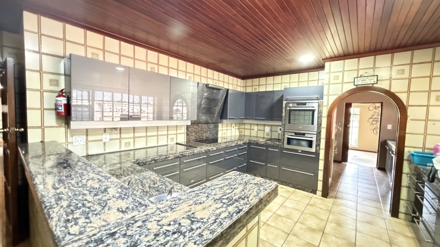 5 Bedroom Property for Sale in Lakefield Gauteng