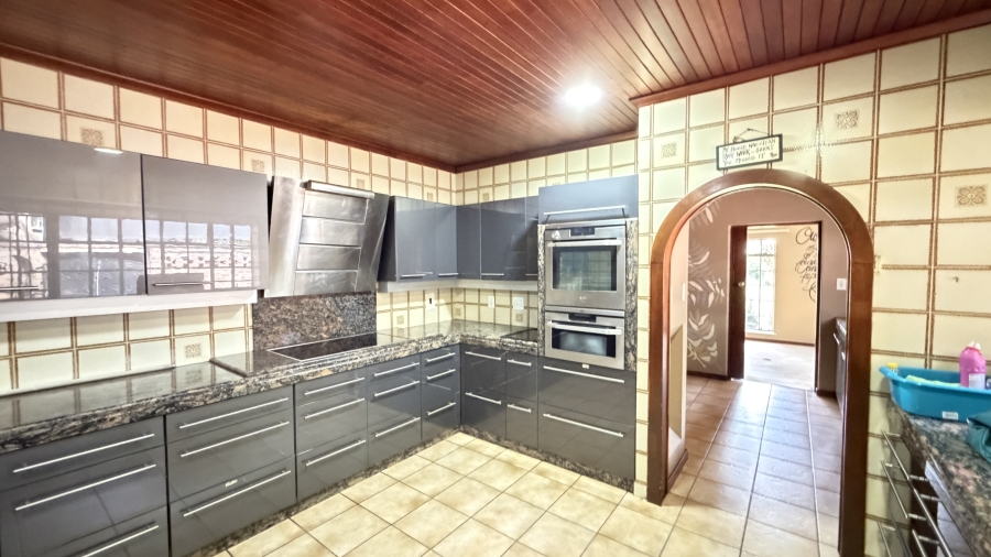 5 Bedroom Property for Sale in Lakefield Gauteng