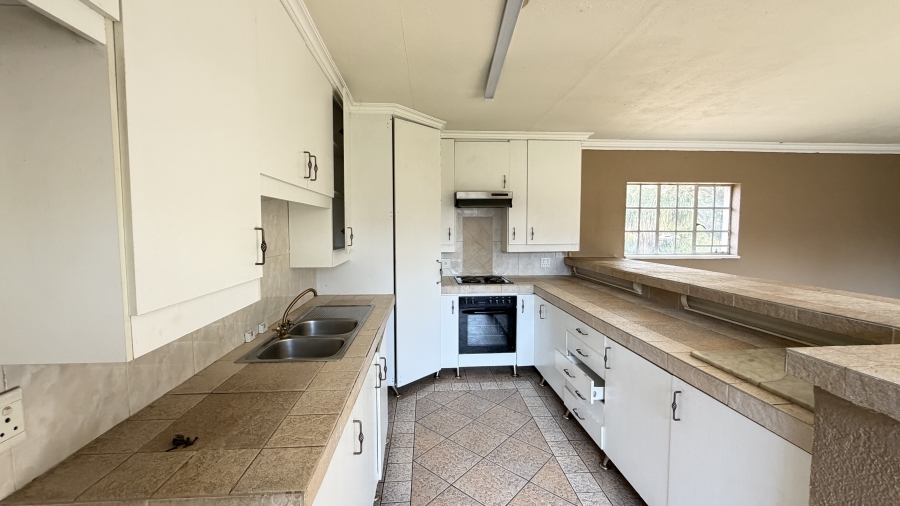 5 Bedroom Property for Sale in Lakefield Gauteng