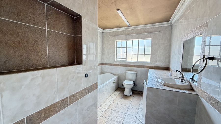 5 Bedroom Property for Sale in Lakefield Gauteng