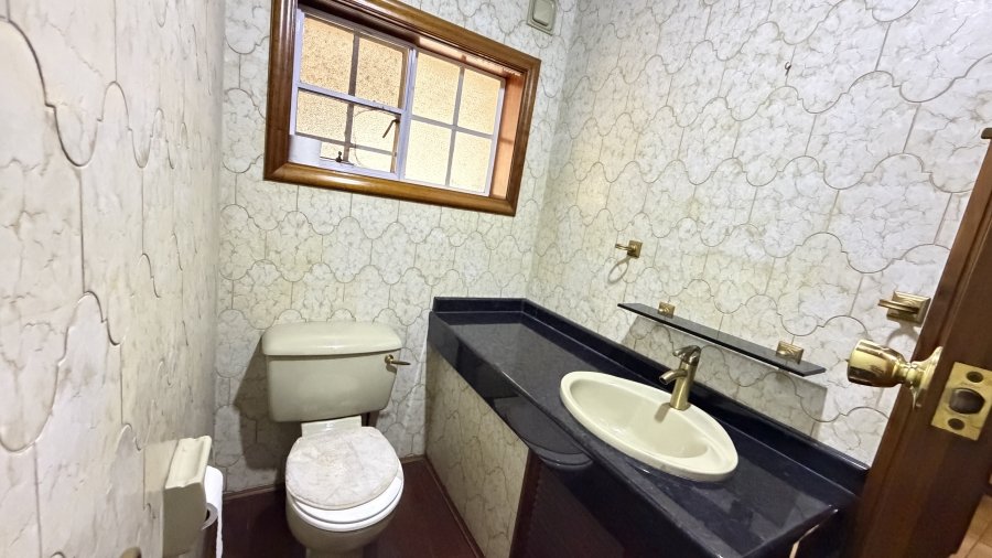 5 Bedroom Property for Sale in Lakefield Gauteng