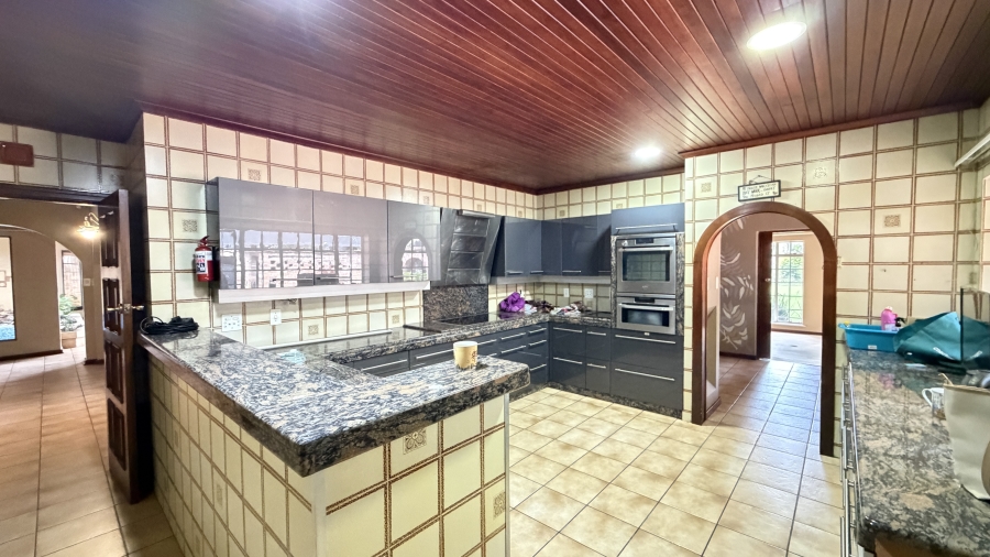 5 Bedroom Property for Sale in Lakefield Gauteng