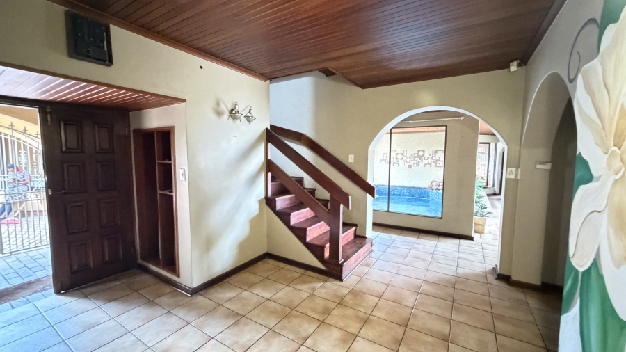 5 Bedroom Property for Sale in Lakefield Gauteng