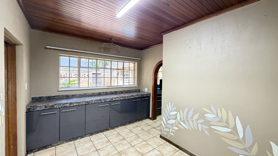 5 Bedroom Property for Sale in Lakefield Gauteng