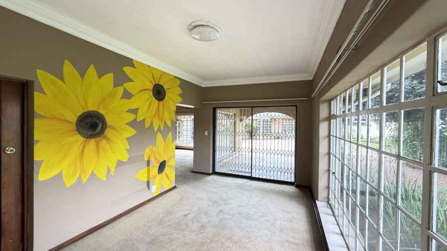 5 Bedroom Property for Sale in Lakefield Gauteng