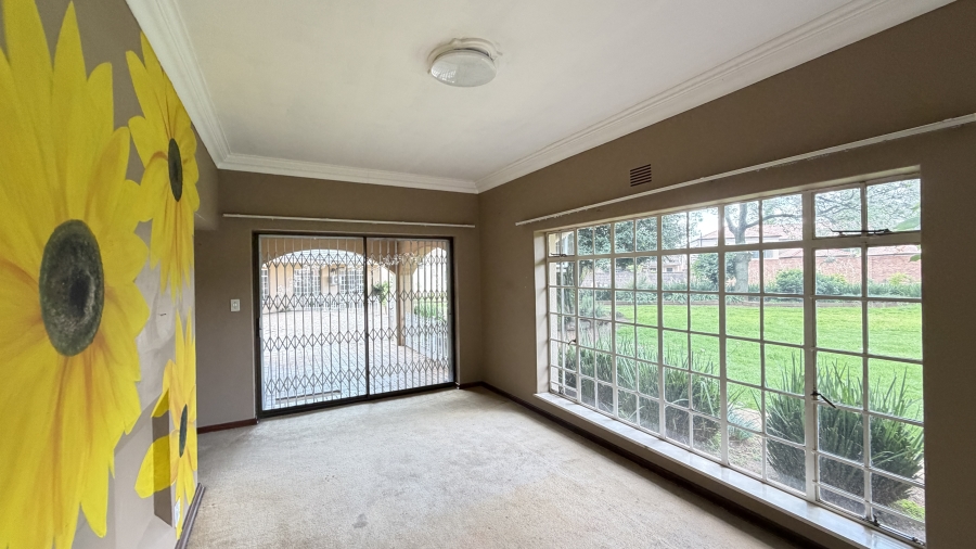 5 Bedroom Property for Sale in Lakefield Gauteng