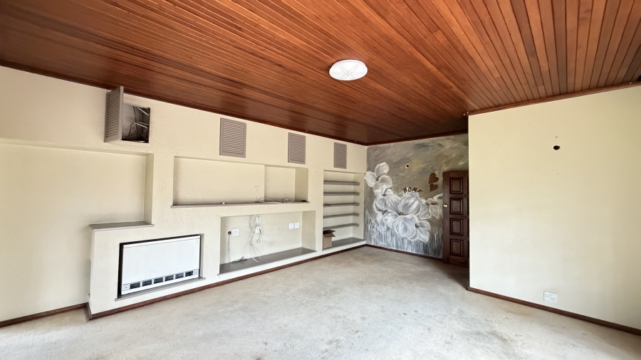 5 Bedroom Property for Sale in Lakefield Gauteng