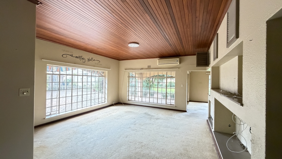 5 Bedroom Property for Sale in Lakefield Gauteng