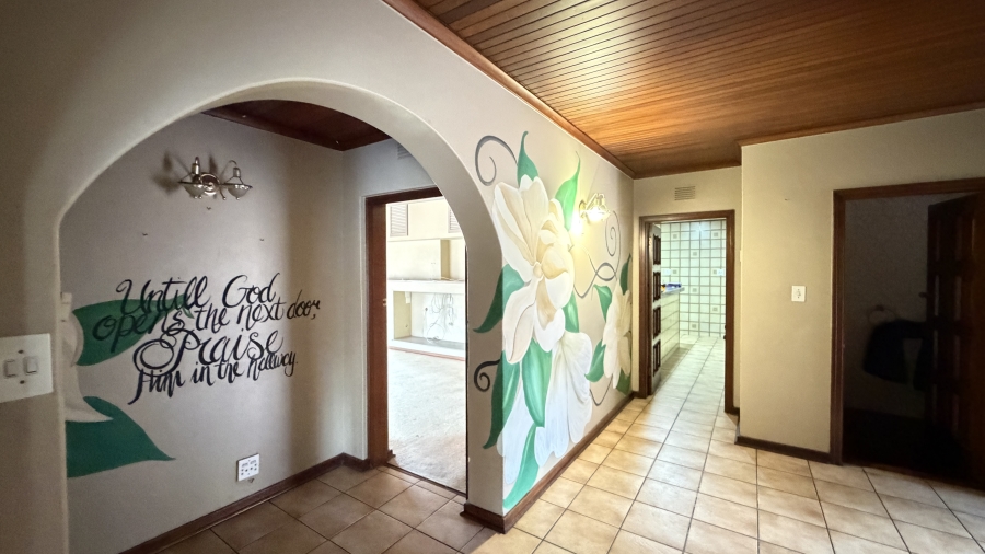 5 Bedroom Property for Sale in Lakefield Gauteng