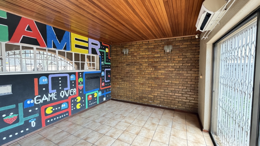 5 Bedroom Property for Sale in Lakefield Gauteng
