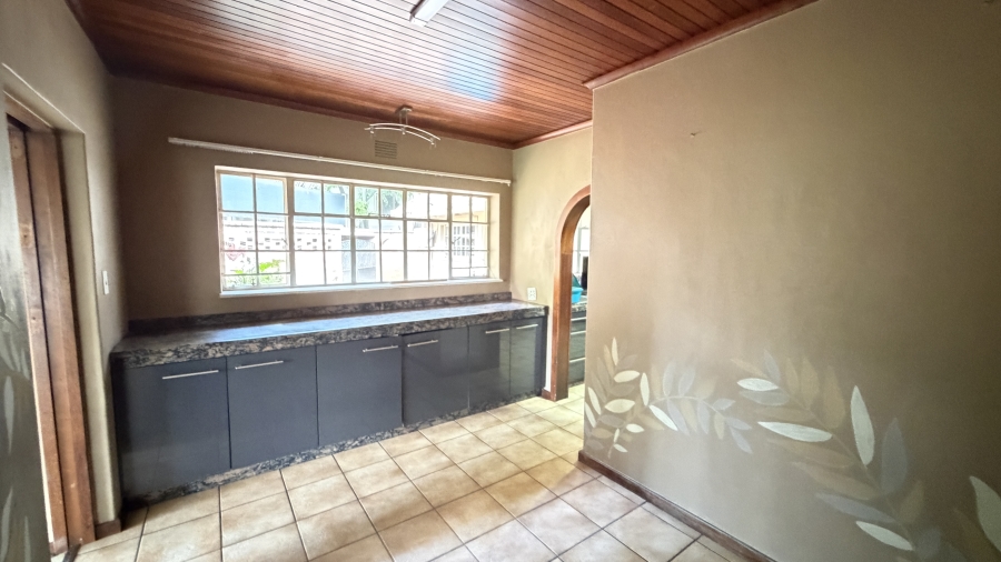 5 Bedroom Property for Sale in Lakefield Gauteng