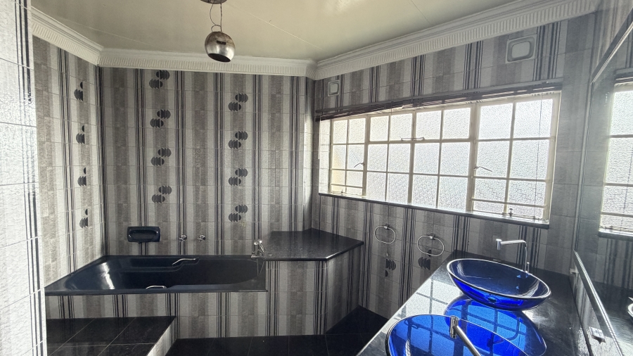 5 Bedroom Property for Sale in Lakefield Gauteng