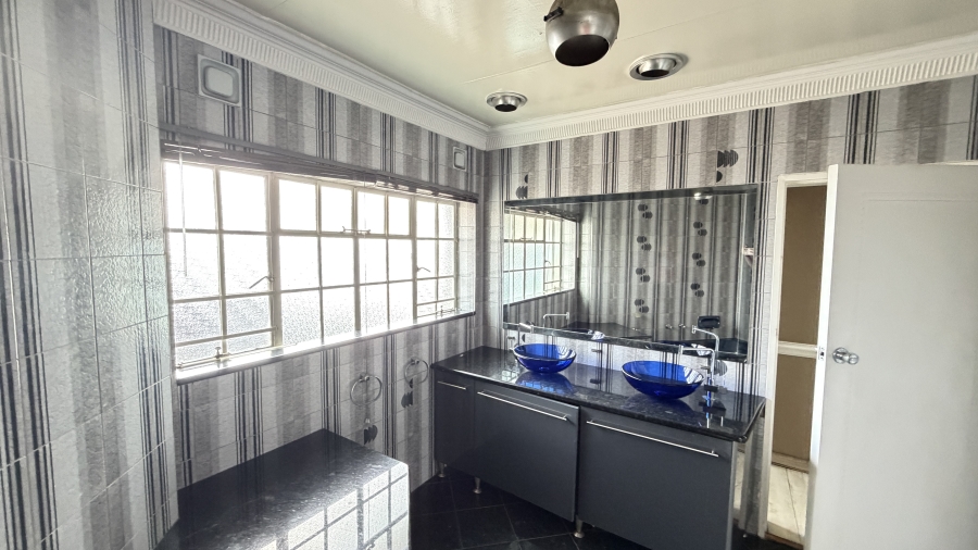 5 Bedroom Property for Sale in Lakefield Gauteng