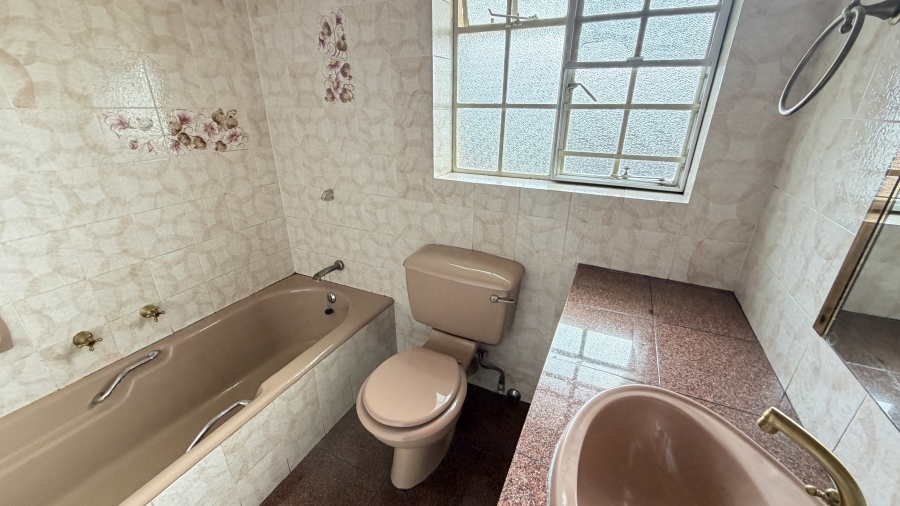 5 Bedroom Property for Sale in Lakefield Gauteng