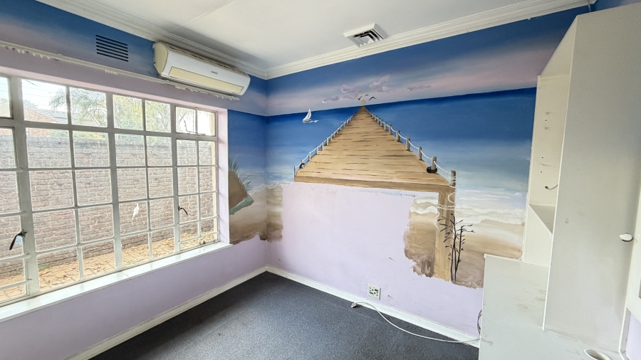 5 Bedroom Property for Sale in Lakefield Gauteng