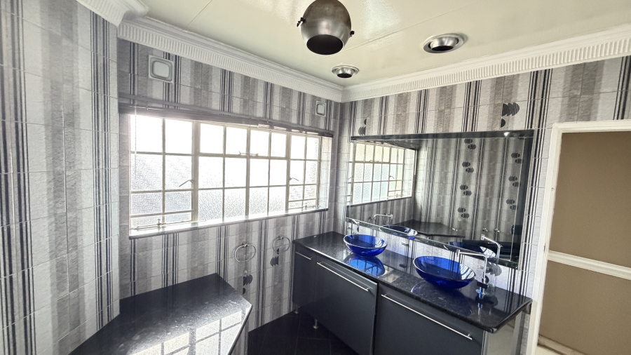 5 Bedroom Property for Sale in Lakefield Gauteng
