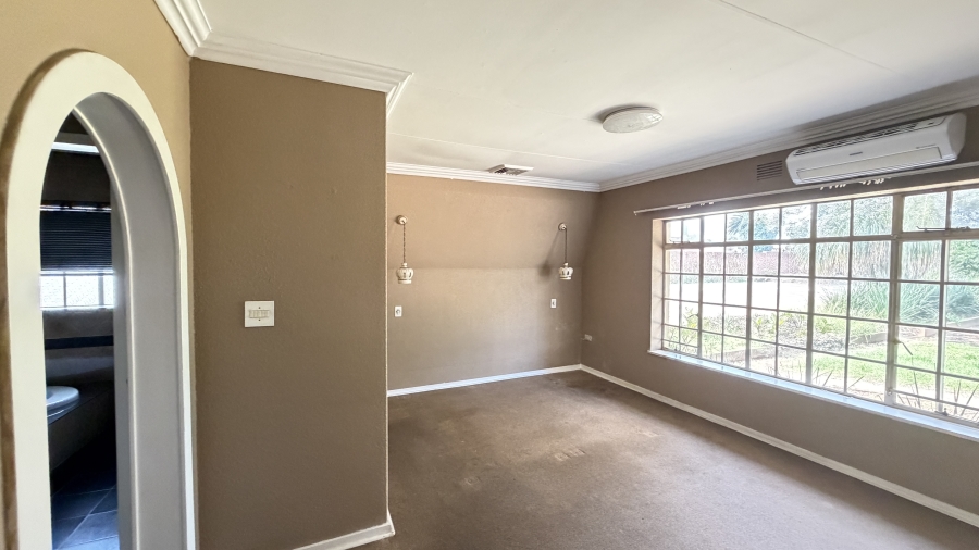 5 Bedroom Property for Sale in Lakefield Gauteng