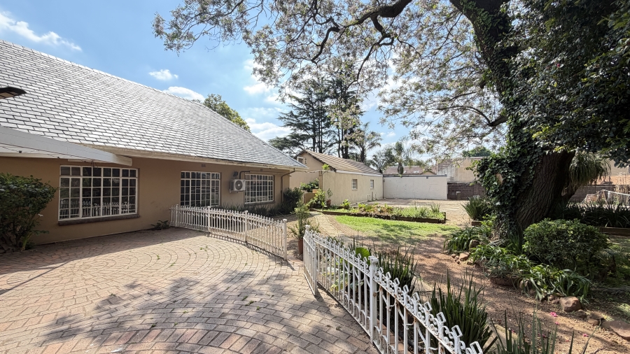 5 Bedroom Property for Sale in Lakefield Gauteng