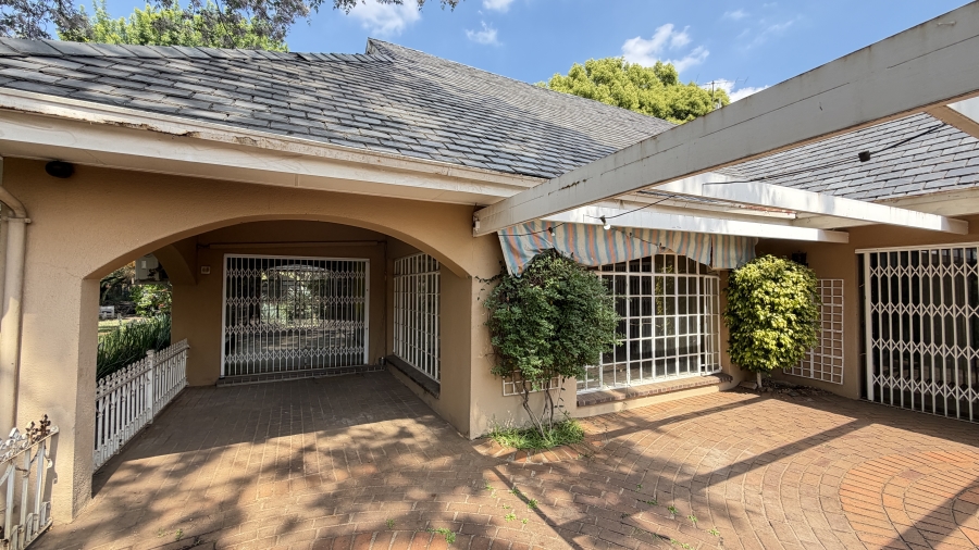 5 Bedroom Property for Sale in Lakefield Gauteng
