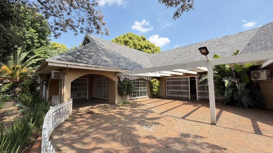 5 Bedroom Property for Sale in Lakefield Gauteng