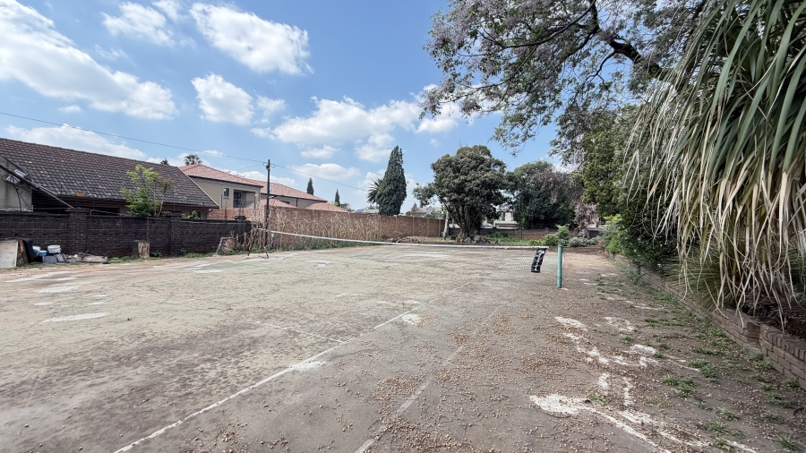 5 Bedroom Property for Sale in Lakefield Gauteng