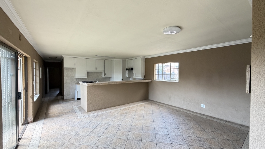 5 Bedroom Property for Sale in Lakefield Gauteng
