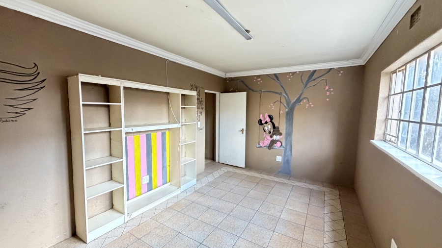 5 Bedroom Property for Sale in Lakefield Gauteng
