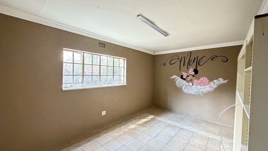 5 Bedroom Property for Sale in Lakefield Gauteng