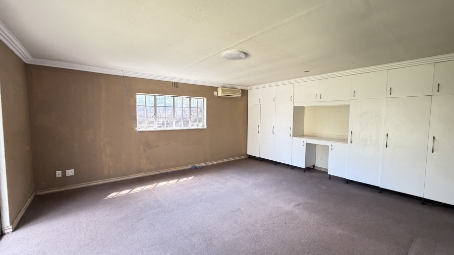 5 Bedroom Property for Sale in Lakefield Gauteng